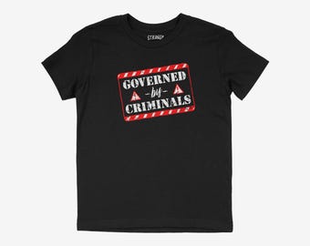 Maglietta per bambini "Governed By Criminals" / Maglietta politica anti-MAGA per ragazzi / Maglietta di protesta per adolescenti / Grafica attivista per ragazzi e ragazze