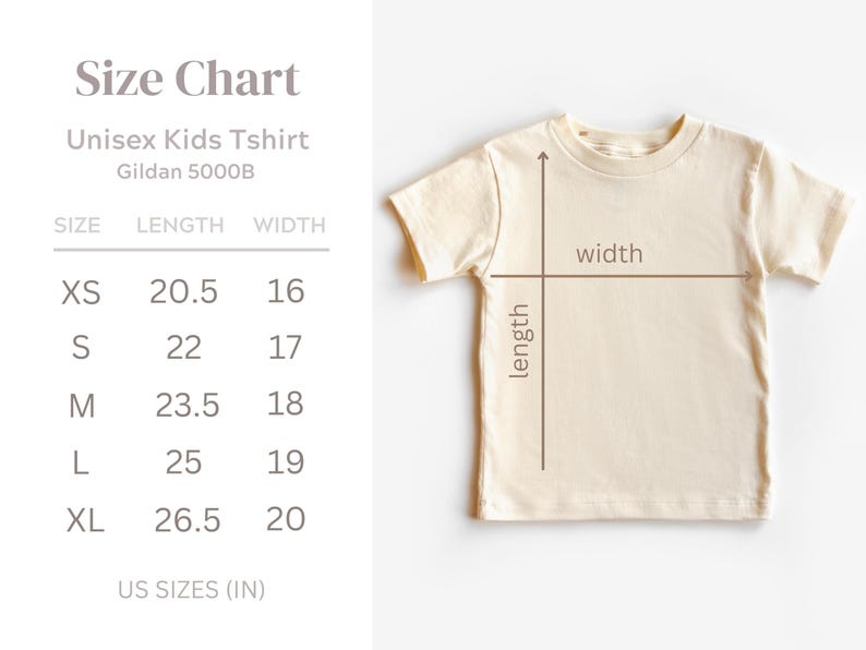 Puede incluir: Camiseta unisex para ni&ntilde;os de color crema con tabla de tallas. La tabla muestra medidas en pulgadas para tallas XS a XL. La longitud y el ancho de la camiseta se indican con flechas. Tambi&eacute;n se ve el texto "Size Chart" y "Gildan 5000B".