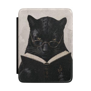以下が含まれることがあります： 金縁の眼鏡をかけた黒豹が本を読んでいる様子。画像は黒い背表紙の長方形のケースに印刷されています。豹の毛皮は細かく、本のページは開かれており、学術的なテーマを示唆しています。