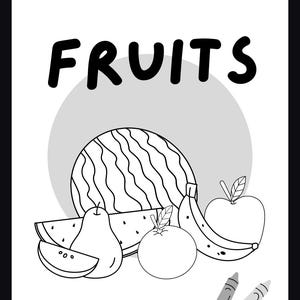 Peut inclure: Une page de coloriage en noir et blanc avec le mot FRUITS en haut. L'illustration montre une grosse pastèque, une tranche de pastèque, une poire, une orange, une banane et une pomme. Deux crayons sont en bas à droite avec le chiffre 3.