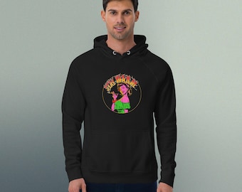 Könnte beinhalten: Schwarzer Kapuzenpullover mit einem Grafikdruck einer Frau in einem grünen Kleid mit dem Text "Stay Warm" in einem Kreis um sie herum.