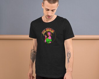 Könnte beinhalten: Ein schwarzes T-Shirt mit einem Aufdruck einer Frau in einem grünen Kleid, die ein Getränk hält. Der Aufdruck befindet sich in einem Kreis mit dem Text "Stay Warm" in einer flammenartigen Schrift.