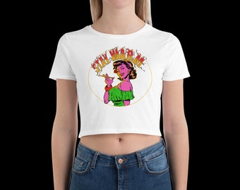 Könnte beinhalten: Weißes, bauchfreies T-Shirt mit einem Grafikdruck einer Frau mit pinken Haaren, die in einem Kreis eine Zigarette raucht, mit dem Text "Stay Warm" in roten und gelben Buchstaben.