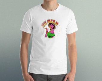 Könnte beinhalten: Weißes T-Shirt mit einem Aufdruck einer Frau, die in einem grünen Kleid eine Zigarette raucht. Der Text "Stay Warm" ist in einem Kreis um die Frau geschrieben, mit Flammen hinter dem Text.