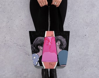 Könnte beinhalten: Eine schwarze Tragetasche mit einer pinkfarbenen und weißen Illustration von zwei Personen, die sich küssen. Die Illustration ist von einem schwarzen Rand umgeben.