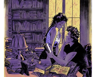 Könnte beinhalten: Illustration eines Mannes und einer Frau in einer Bibliothek. Die Frau hält ein Buch und blickt den Mann an, der an einem Schreibtisch sitzt. Bücherregale und ein Fenster befinden sich im Hintergrund. Das Bild ist signiert "Thomas Philli '25".