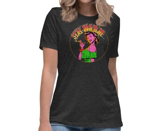 Könnte beinhalten: Dunkelgraues T-Shirt mit einer Retro-Illustration einer Frau in einem grünen Kleid und rotem Lippenstift, die eine Zigarette hält. Das Bild befindet sich in einem gelben Kreis mit dem Text "STAY WARM" in einem Kreis.