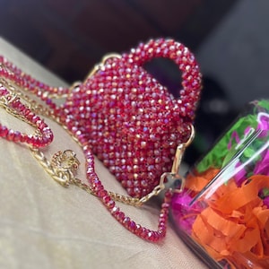 Mini bolsa pequena de contas de cristal vermelho feita à mão. Presente para ela. Mini bolsa de ombro. Bolsa pequena para meninas. Mini bolsa luxuosa.