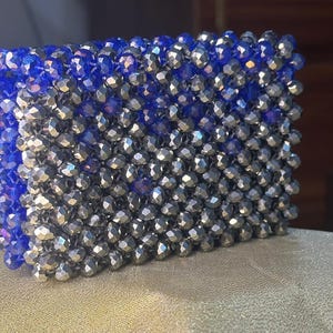Kaarthouder met blauwe en zilveren kralen. Handgemaakte kleine portemonnee. Clutch met kleine kralen. Cadeau voor haar.