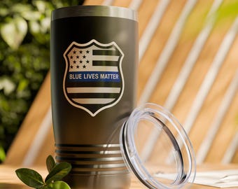 Vaso de 20 oz con insignia de la Línea Azul Delgada: Regalo aislado para policía