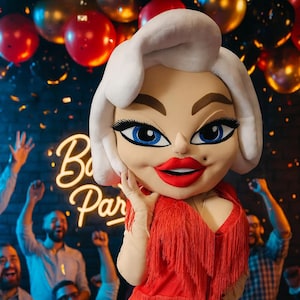 Puede incluir: Una persona con un disfraz al estilo de Marilyn Monroe, con un vestido rojo con flecos y una peluca blanca. El fondo incluye globos de fiesta, un letrero de neón que dice "Bar Party" y gente celebrando.