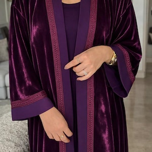 Kimono marroquí de terciopelo: elegante caftán abierto con ribete