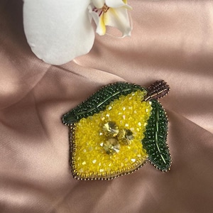 Handmade Lemon Beaded Brooch – Cute Fruit Pin, Citrus-Inspired Jewelry, Cottagecore Accessory, Summer Outfit Pop of Color
