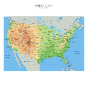 Op de afbeelding: Een gedetailleerde kaart van de Verenigde Staten, met staten, steden en geografische kenmerken. De kaart bevat de Stille en Atlantische Oceaan, evenals delen van Canada en Mexico. De kaart is gelabeld met de tekst "GREYNGOLD STUDIOS".