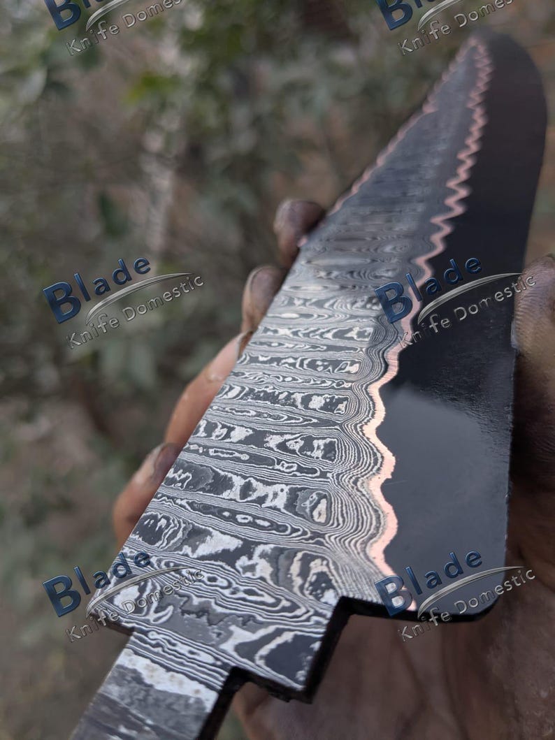 Pode incluir: Close-up de uma l&acirc;mina de faca de a&ccedil;o Damasco. A l&acirc;mina tem um acabamento escuro, quase preto, com um design ondulado. A borda tem um detalhe em cor de cobre. O texto "Blade Knife Domestic" &eacute; vis&iacute;vel.