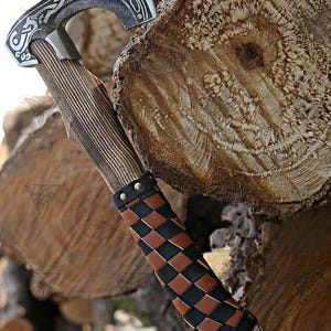 Op maat gemaakte handgemaakte bijl in Viking-stijl, houten handvat met leren schede