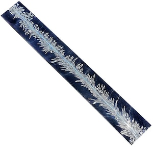 Puede incluir: Un objeto rectangular azul oscuro con un diseño blanco y azul claro en forma de pluma que recorre el centro. El objeto tiene un acabado brillante y está sobre un fondo blanco.