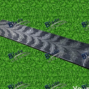 Puede incluir: Una hoja rectangular gris oscuro con un patrón decorativo y ondulado en plata. La hoja tiene un diseño en forma de pluma. Las palabras "Blade Knife Domestic" están impresas en la imagen.