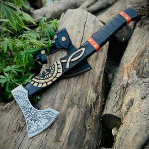 Op maat gemaakte handgemaakte Viking-stijl gegraveerd bijl houten handvat met leer en tan