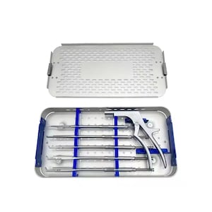 Peut inclure: Un ensemble d'instruments chirurgicaux dans un plateau en acier inoxydable avec un couvercle assorti. L'ensemble comprend divers outils métalliques et une grande pince chirurgicale, tous fixés avec des séparateurs bleus. Le plateau est conçu pour la stérilisation et l'organisation.