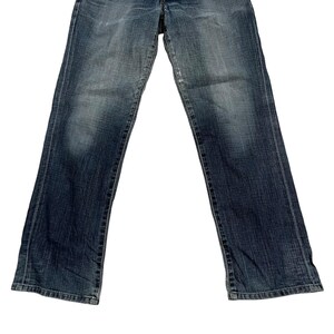 Op de afbeelding: Een blauwe spijkerbroek met een klassiek vijf-zakken ontwerp. De jeans heeft een rechte pijp en een vervaagde wassing, met subtiele slijtplekken. De denim is van een gemiddeld gewicht, geschikt voor dagelijks gebruik.