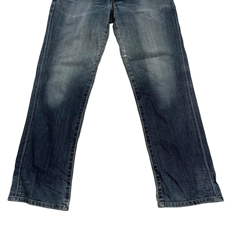 Op de afbeelding: Een blauwe spijkerbroek met een klassiek vijf-zakken ontwerp. De jeans heeft een rechte pijp en een vervaagde wassing, met subtiele slijtplekken. De denim is van een gemiddeld gewicht, geschikt voor dagelijks gebruik.