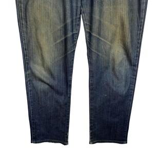K&ouml;nnte beinhalten: Eine blaue Jeanshose aus Denim mit einem verblichenen, abgenutzten Aussehen. Die Jeans hat ein klassisches F&uuml;nf-Taschen-Design und einen geraden Beinansatz. Der Denim hat einen Farbverlaufseffekt, mit helleren Bereichen in der Mitte und dunkleren Farbt&ouml;nen zu den R&auml;ndern hin.
