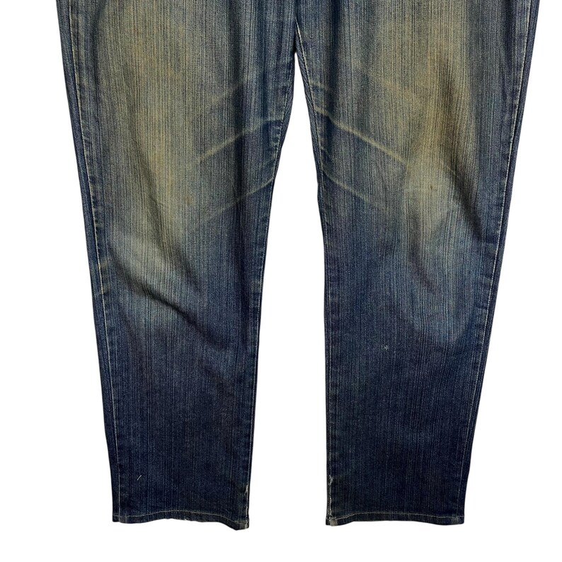 K&ouml;nnte beinhalten: Eine blaue Jeanshose aus Denim mit einem verblichenen, abgenutzten Aussehen. Die Jeans hat ein klassisches F&uuml;nf-Taschen-Design und einen geraden Beinansatz. Der Denim hat einen Farbverlaufseffekt, mit helleren Bereichen in der Mitte und dunkleren Farbt&ouml;nen zu den R&auml;ndern hin.