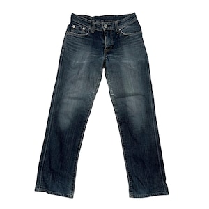 Op de afbeelding: Donkerblauwe denim jeans met een klassiek vijf-zakken ontwerp. De jeans hebben een knoop- en ritssluiting en een vervaagde uitstraling. De jeans hebben een rechte pijp.