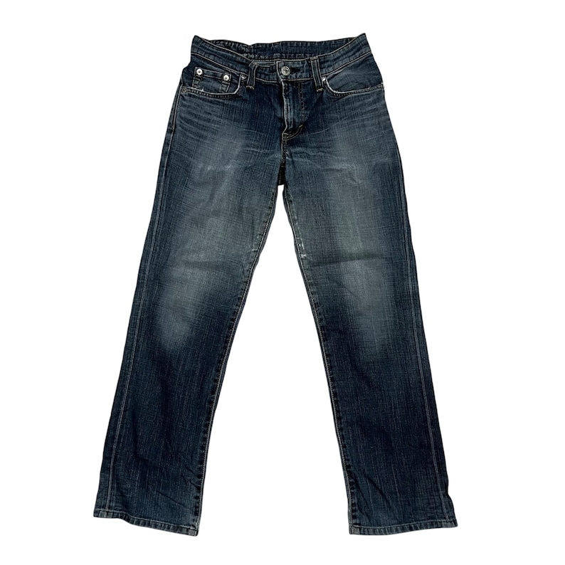 Op de afbeelding: Donkerblauwe denim jeans met een klassiek vijf-zakken ontwerp. De jeans hebben een knoop- en ritssluiting en een vervaagde uitstraling. De jeans hebben een rechte pijp.