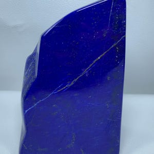 3,5 pund i polerad lapis lazuli friform - klarblå lapis lazuli, kristallläkning och heminredning.