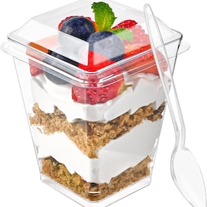 Confezione da 50 coppette da dessert in plastica da 5 once con coperchi e cucchiai, coppette per budino alla banana con coperchi, mini bicchierini da dessert per yogurt individuali per feste