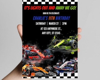 Könnte beinhalten: Eine Geburtstagseinladung mit schwarzem Hintergrund und kariertem Rand. Die Einladung lautet "IT'S LIGHTS OUT AND AWAY WE GO!" und "CHARLIE'S 11TH BIRTHDAY." Die Einladung zeigt Illustrationen von Rennwagen in Rot, Grün, Orange und Blau.