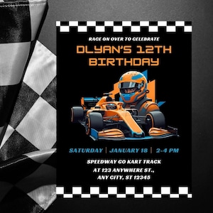 Puede incluir: Tarjeta de invitación negra con temática de coches de carreras. La tarjeta presenta una ilustración de un coche de carreras y un piloto en naranja y azul. El texto incluye "12º Cumpleaños de Dlyan" y detalles del evento.