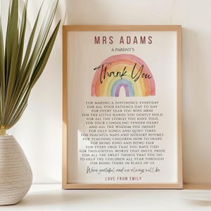 Puede incluir: Impresión enmarcada con un marco de madera clara. La impresión presenta un arcoíris de acuarela y las palabras "Thank You". El texto es un mensaje de agradecimiento a un profesor, con el nombre "Mrs. Adams" en la parte superior.