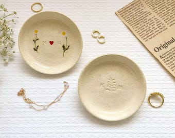 Gepersonaliseerde huwelijkssieraden keramische schotel Verjaardag ring keramische schotel Verlovingsblad cadeau bruidsmeisje verloving aangepaste trouwring schotel
