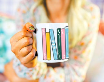 Taza de cerámica con diseño de estantería colorida, taza de café para amantes de los libros, regalo para lectores, taza para club de lectura, taza con estética de lectura, regalo acogedor para lectores, divertida taza BookTok