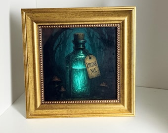 Peut inclure: Impression d'art encadrée carrée représentant une bouteille de potion verte lumineuse avec un bouchon en liège et une étiquette "DRINK ME". L'œuvre est encadrée dans un cadre doré.