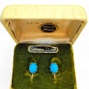 Brincos de pressão vintage Amasco em ouro 14K com pedras preciosas turquesa, da década de 1950, com caixa original e etiqueta de preço, da Ft. Stewart Cons. Exchange