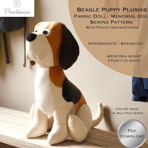 Puede incluir: Una muñeca de tela de cachorro beagle, con una combinación de colores crema, marrón y negro. La muñeca mide aproximadamente 40 cm de alto y 27 cm de ancho. La imagen incluye texto que dice: "BEAGLE PUPPY PLUSHIE FABRIC DOLL - MEMORIAL DOLL SEWING PATTERN WITH PHOTO INSTRUCTIONS".