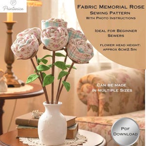Può includere: Un vaso bianco contiene rose di stoffa con motivi floreali e a quadri. Gli steli sono marroni con foglie di feltro verde. Le teste dei fiori sono alte circa 6 cm. Il testo dice "Fabric Memorial Rose Sewing Pattern".