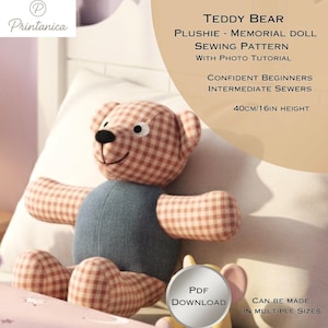 Puede incluir: Un oso de peluche con la cabeza, las orejas, los brazos y las piernas con estampado de cuadros vichy y un cuerpo azul. El oso mide aproximadamente 40 cm de altura. La imagen incluye el texto "Teddy Bear Plushie - Memorial Doll Sewing Pattern with Photo Tutorial."