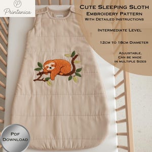Pode incluir: Um saco de dormir bege para bebé com um desenho de bicho-preguiça bordado. A preguiça é laranja e castanha, num ramo castanho com folhas verdes. O texto na imagem diz "Cute Sleeping Sloth Embroidery Pattern" e "12cm a 18cm de diâmetro".