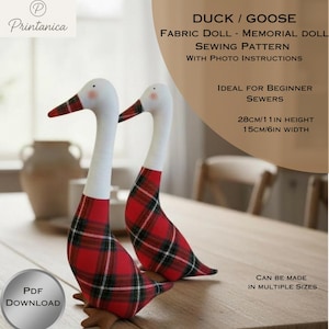 Può includere: Due bambole di stoffa a forma di anatra, con colli bianchi e corpi a quadri rossi. Le anatre hanno becchi rossi e sono alte circa 28 cm e larghe 15 cm. L'immagine include il testo che dice "Modello di cucito per bambola in tessuto anatra/oca".