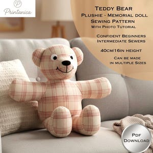 Könnte beinhalten: Ein Teddybär-Plüschtier mit Karomuster, schwarzer Nase und Augen sowie einem lächelnden Mund. Der Bär ist etwa 40 cm groß. Das Bild enthält den Text "TEDDY BEAR PLUSHIE - MEMORIAL DOLL SEWING PATTERN WITH PHOTO TUTORIAL".