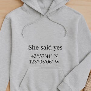 Benutzerdefinierte Koordinaten Produkte - Presonalized Position T-Shirt - Lieblingsort Erinnerung Geschenk - Individuelle Karte Shirt für besondere Momente - Unisex T-Shirt