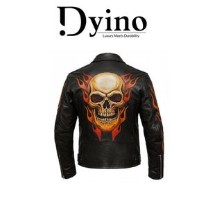 以下が含まれることがあります： 背中と袖にスカルと炎のデザインが施された黒い革のジャケット。 ジャケットは、ジッパーフロントと襟を備えたクラシックなバイカースタイルです。 ブランド名「Dyino」が上部に表示されています。