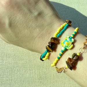 Puede incluir: Un letrero de madera rústica con el texto "Welcome to our home" en letras blancas. El letrero presenta un acabado envejecido y un diseño simple y acogedor, perfecto para la decoración de la puerta principal.