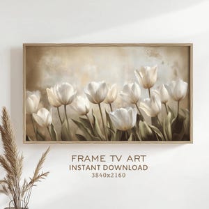 以下が含まれることがあります： 白いつぼみのチューリップが、柔らかく落ち着いた背景に映えるデジタルアートプリント。チューリップは、緩やかで自然なスタイルで配置され、花が重なり合っているものもある。背景は薄い茶色で、微妙なテクスチャがヴィンテージ感を醸し出している。