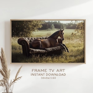 Puede incluir: Impresión enmarcada de un caballo marrón descansando en un sofá marrón vintage en un campo. La obra de arte está etiquetada como "FRAME TV ART INSTANT DOWNLOAD 3840x2160". La imagen tiene una paleta de colores cálidos y naturales.